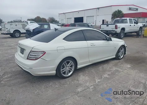 2012 Mercedes-Benz C 250 z USA, uszkodzony, nr VIN WDDGJ4HB6CF789173